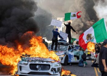 Declaran toque de queda en Los Ángeles por disturbios
