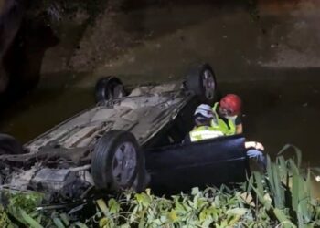 ¡Tragedia e indignación en Ciudad Ixtepec! Muere conductor al caer en canal y saquean su vehículo antes del rescate