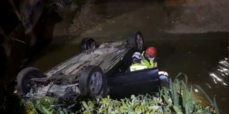 ¡Tragedia e indignación en Ciudad Ixtepec! Muere conductor al caer en canal y saquean su vehículo antes del rescate