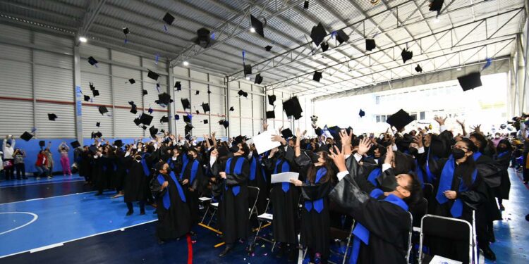 Graduaciones escolares “bazukazo” a los bolsillos; ¿cuánto costarán?