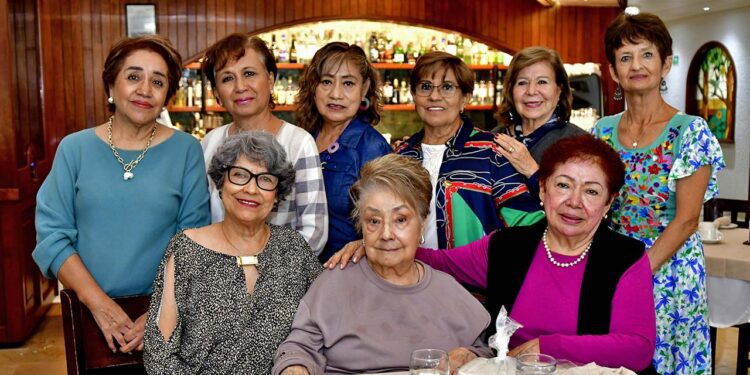 Fotos: Rubén Morales // Aida se despidió de sus amigas en un emotivo encuentro en un restaurante antes de regresar a Guadalajara.