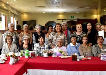 Fotos: Rubén Morales // Alicia Zárate Rivas estuvo rodeada de sus seres queridos durante la celebración de su 75 años.