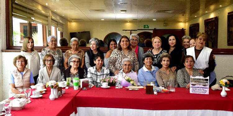 Fotos: Rubén Morales // Alicia Zárate Rivas estuvo rodeada de sus seres queridos durante la celebración de su 75 años.