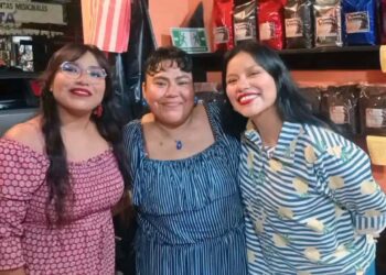 Anita Hernández, en su cumpleaños en compañía de sus hijas Sol y Lizeth Santos Hernández.