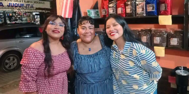 Anita Hernández, en su cumpleaños en compañía de sus hijas Sol y Lizeth Santos Hernández.