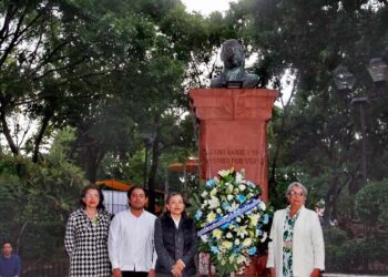 Autoridades colocan un arreglo floral frente al busto de José López Alavés, en homenaje por su legado musical durante la Expoferia Huajuapan 2025.