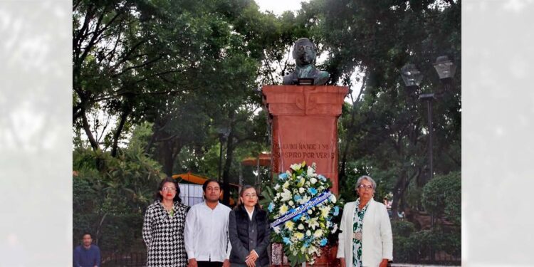 Autoridades colocan un arreglo floral frente al busto de José López Alavés, en homenaje por su legado musical durante la Expoferia Huajuapan 2025.