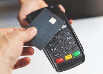 Cada vez más comercios, sobre todo pequeños, aceptan pagos con tarjeta en el país.