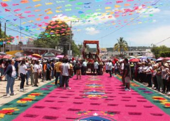 Coloridos tapetes de aserrín adornaron las calles de Huajuapan durante la procesión.