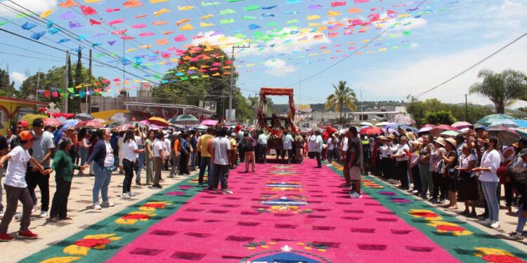 Coloridos tapetes de aserrín adornaron las calles de Huajuapan durante la procesión.