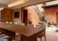 Casa Cunda es un espacio que fusiona diseño contemporáneo y tradición local en pleno centro histórico.