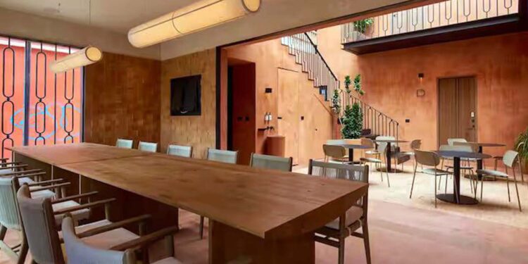 Casa Cunda es un espacio que fusiona diseño contemporáneo y tradición local en pleno centro histórico.