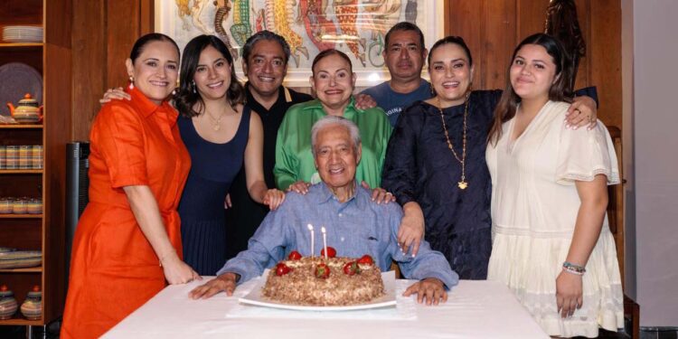 El Lic. Edgardo Aguilar Morales celebró en un día lleno de alegría y buenos deseos.