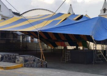 El ayuntamiento de Huautla u organizadores alquilan lonas que los protejan del sol, frío y lluvias.