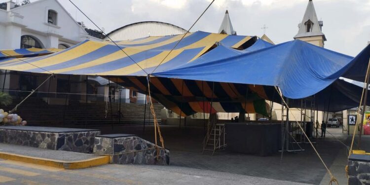 El ayuntamiento de Huautla u organizadores alquilan lonas que los protejan del sol, frío y lluvias.