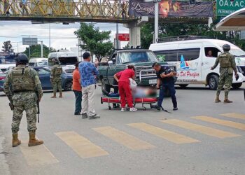 Por el fuerte impacto, el peatón quedó tendido debajo de la camioneta con lesiones de gravedad.