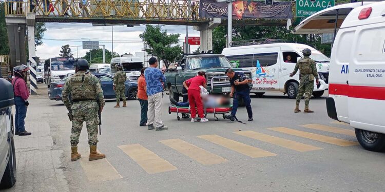 Por el fuerte impacto, el peatón quedó tendido debajo de la camioneta con lesiones de gravedad.