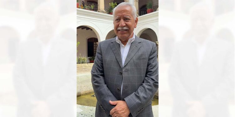 Foto: Ayuntamiento de Oaxaca de Juárez // El ingeniero Jorge Alberto Bueno Sánchez rindió protesta ante el presidente municipal Raymundo Chagoya, al ser ratificado como cronista de la ciudad de Oaxaca de Juárez.