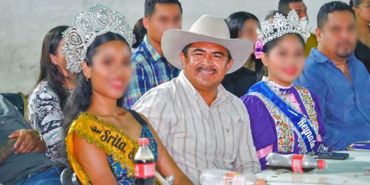 Foto: cortesía // El presidente municipal de San Pedro Mixtepec, Miguel Ángel Olvera, protagonista de fiestas y eventos, enfrenta protestas por Punta Colorada.