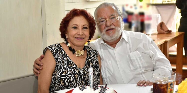 Fotos: Rubén Morales // Tatis estuvo acompañada en todo momento de su compañero de vida, el Lic. César Bolaños Cacho.