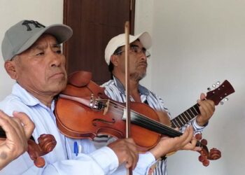 Integrantes del grupo Nuu Savi ensayan las melodías que guiarán el Baile de la Ahuja.