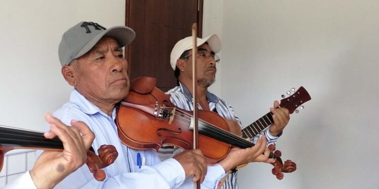 Integrantes del grupo Nuu Savi ensayan las melodías que guiarán el Baile de la Ahuja.