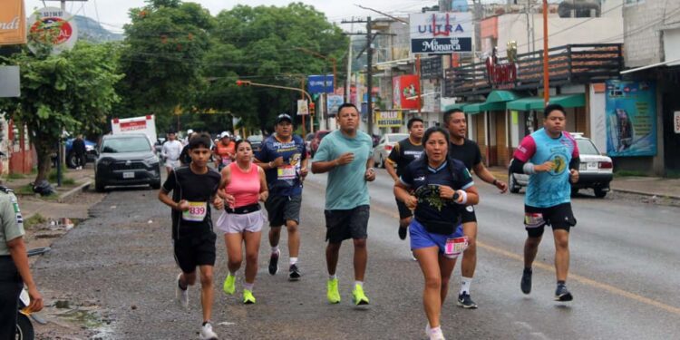 La tradicional carrera “Vive 8km” recorrió las principales avenidas.