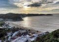 La Bahía de Tangolunda es reconocida por sus hoteles todo incluido, clubes de playa y espectáculos nocturnos.