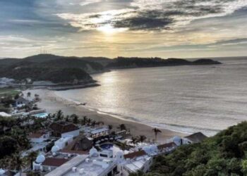La Bahía de Tangolunda es reconocida por sus hoteles todo incluido, clubes de playa y espectáculos nocturnos.