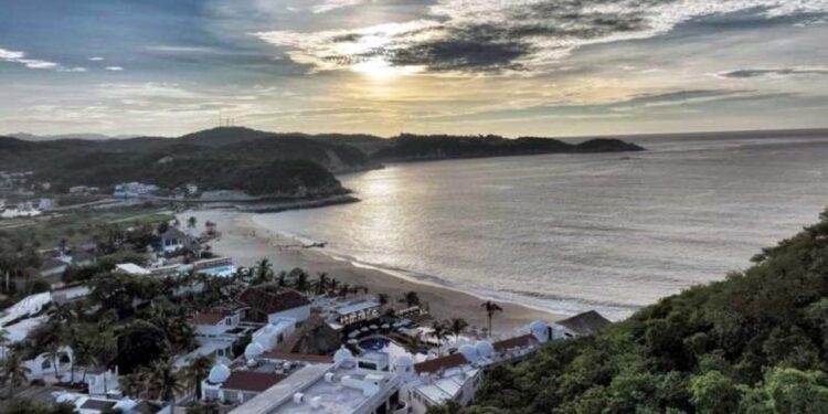 La Bahía de Tangolunda es reconocida por sus hoteles todo incluido, clubes de playa y espectáculos nocturnos.