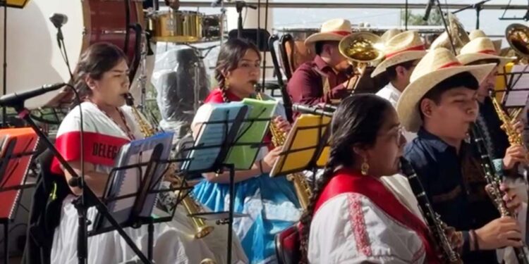Foto: Captura de pantalla // La Delegación Migrante está compuesta por más de 40 músicos y participó en el desfile de delegaciones y en la primera edición del Lunes del Cerro.