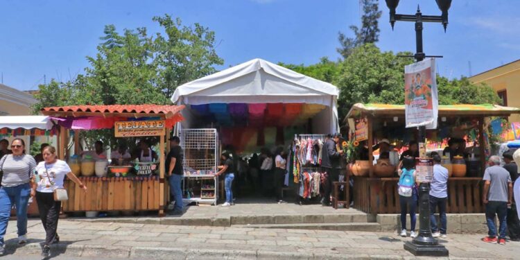 Foto: Adrián Gaytán // La autoridad municipal señaló que la Asociación de Comunidades Indígenas Artesanos de Oaxaca rechazó los espacios que se les ofrecieron para la temporada.