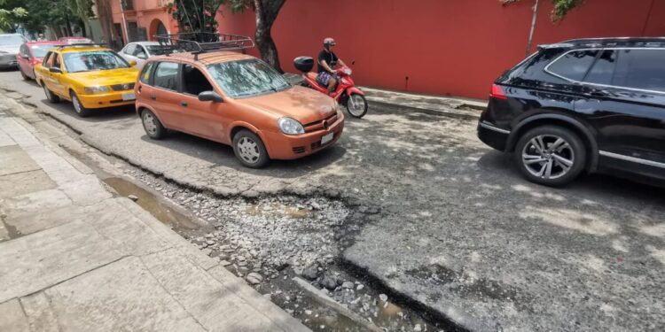 Fotos: Jesús Santiago // La gravedad de los baches en las calles de la ciudad de Oaxaca solo empeora con la temporada de lluvias.