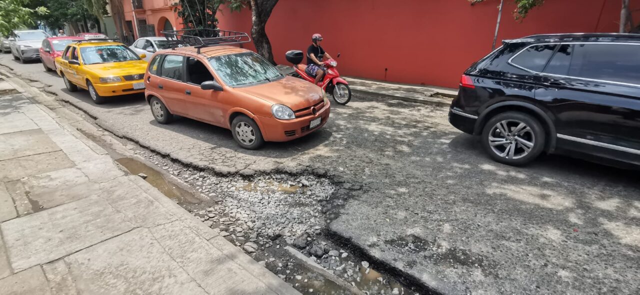 Fotos: Jesús Santiago // La gravedad de los baches en las calles de la ciudad de Oaxaca solo empeora con la temporada de lluvias.