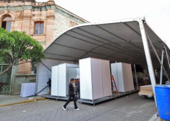 Las estructuras comenzaron a colocarse desde el fin de semana en medio de la inconformidad de vecinos y comerciantes.
