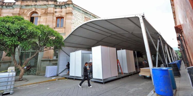 Las estructuras comenzaron a colocarse desde el fin de semana en medio de la inconformidad de vecinos y comerciantes.