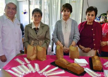 Fotos: Rubén Morales // Las integrantes de “Amigas para Siempre” convivieron con los abuelitos, compartiendo momentos llenos de afecto y sonrisas.