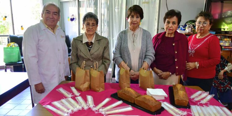 Fotos: Rubén Morales // Las integrantes de “Amigas para Siempre” convivieron con los abuelitos, compartiendo momentos llenos de afecto y sonrisas.