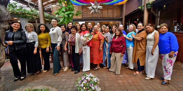 Fotos: Rubén Morales // Leticia Valencia, visiblemente emocionada, disfrutó de cada momento junto a sus queridas amigas.