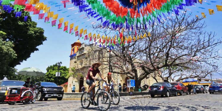 Foto: Adrián Gaytán // Los activistas explicaron que la turistificación no beneficia a los oaxaqueños, los recursos se quedan en manos de inversionistas.