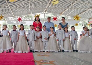 Los alumnos del Colegio Josefa Ortiz de Domínguez de Miahuatlán de Porfirio Díaz.