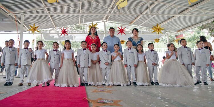 Los alumnos del Colegio Josefa Ortiz de Domínguez de Miahuatlán de Porfirio Díaz.