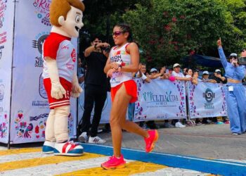 Mariel, junto con su equipo “Legión Mixteca” ha impulsado el atletismo en Huajuapan.