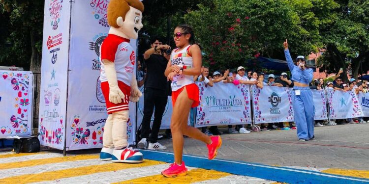 Mariel, junto con su equipo “Legión Mixteca” ha impulsado el atletismo en Huajuapan.