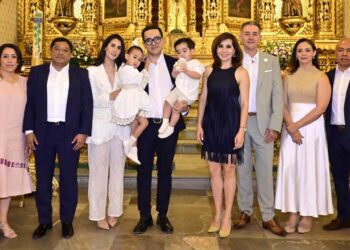 Fotos: Rubén Morales // Papás y padrinos se tomaron la foto del recuerdo.