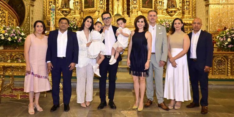 Fotos: Rubén Morales // Papás y padrinos se tomaron la foto del recuerdo.