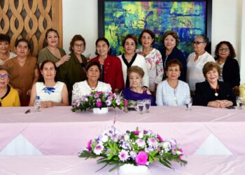 Fotos: Rubén Morales // Sandra Calvo acompañada de sus amigas durante el desayuno sorpresa que organizaron para festejar su cumpleaños.