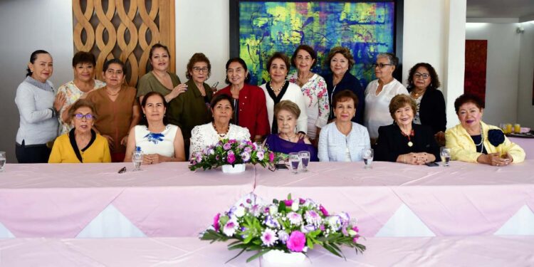 Fotos: Rubén Morales // Sandra Calvo acompañada de sus amigas durante el desayuno sorpresa que organizaron para festejar su cumpleaños.