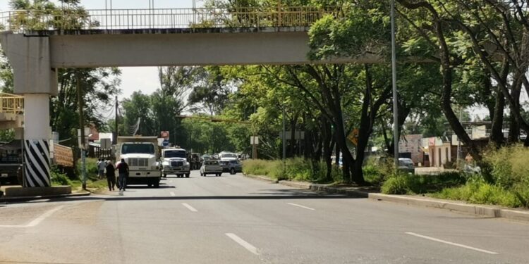 Transportistas se concentraron en inmediaciones de la Carretera Federal 190 desde el Monumento a Juárez hasta el crucero de Tlalixtac.