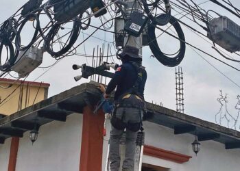 Foto: redes sociales // Retiran cámaras de videovigilancia ilegal en Juchitán.